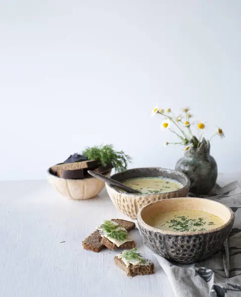 キノコや野菜、茶色のパンとチーズのスープ — ストック写真