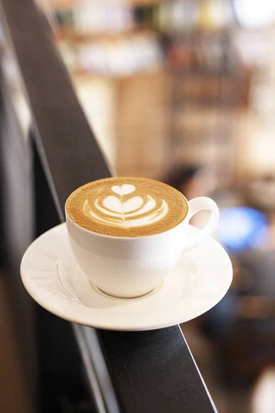 Beker cappuccino met latte art staat op de achtergrond — Stockfoto