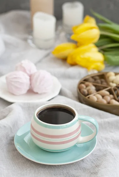 Un tentempié sabroso: una taza de café, un plato de zephyr —  Fotos de Stock