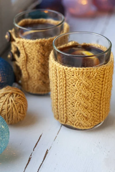 Dos tazas de delicioso té en suéter de punto amarillo — Foto de Stock