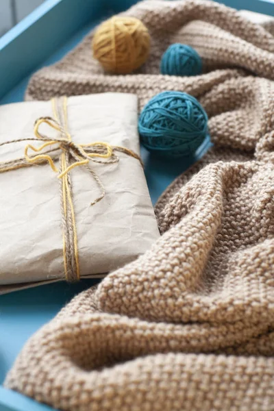 Een geschenk om naast de spoel te liggen heldere filamenten en deken — Stockfoto