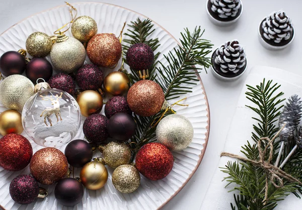 Decoraciones de colores de Navidad se encuentran en un plato blanco junto con th —  Fotos de Stock