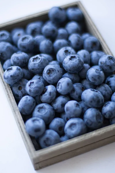 A tasty and healthy snack: juicy and sweet blueberries. — Fotografia de Stock