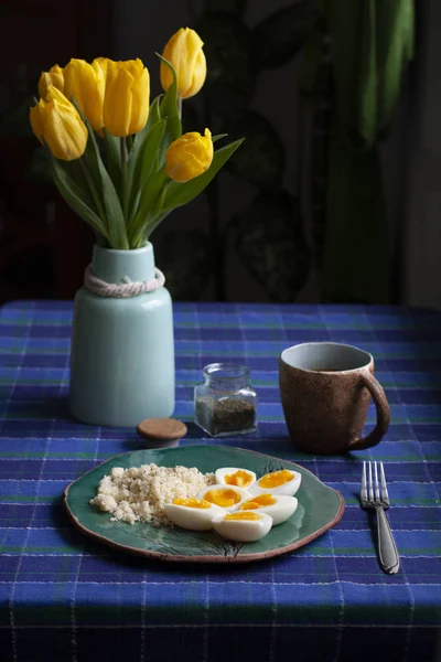 Ein gesundes und nahrhaftes Frühstück: eine Tasse Tee Stockbild