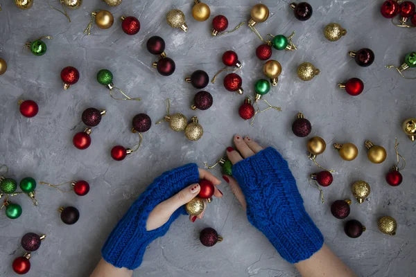 Hände einer jungen schönen Frau in blauen Fäustlingen mit einem Muster. s — Stockfoto