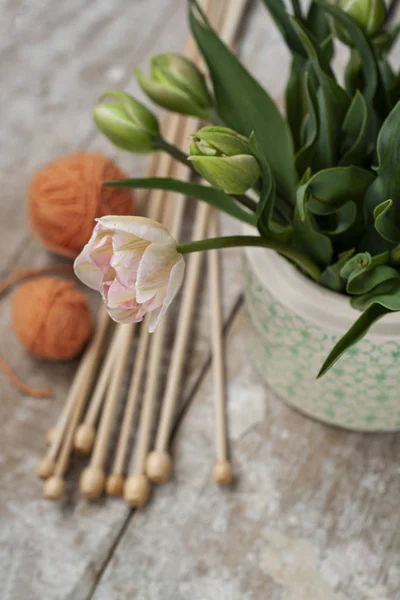 Bouquet of pink tulips in a vase, near the vase are wooden spoke — Stock Photo, Image