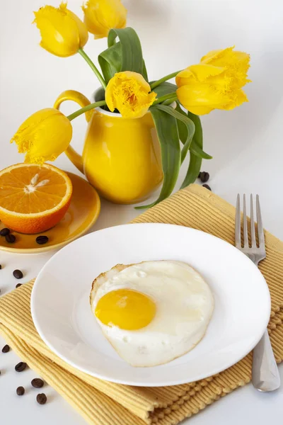 Helles Frühstück: Ei, saftige Orange, Bouquet von gelben Tulpen, y — Stockfoto