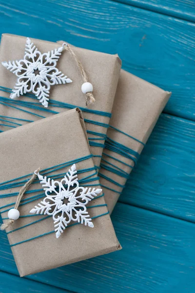 Tres regalos envueltos en papel artesanal con dos orna de Navidad blanco — Foto de Stock