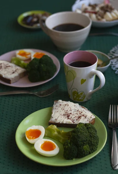 Café da manhã para dois: ovo fatiado cozido, brócolis, pão — Fotografia de Stock
