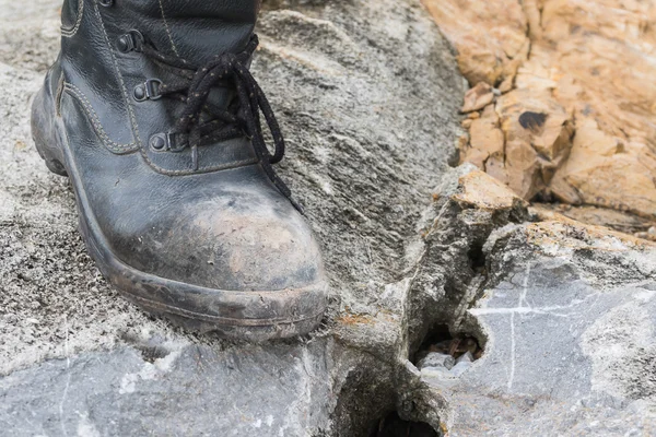 Trekkingowe skórzane buty na skale — Zdjęcie stockowe