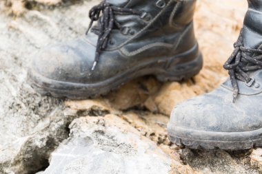 Kayanın üstünde trekking deri çizme 