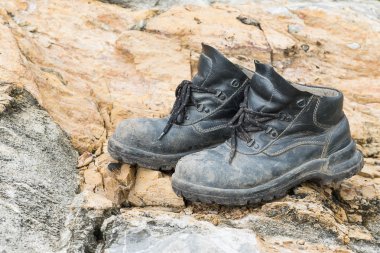 Kayanın üstünde trekking deri çizme 