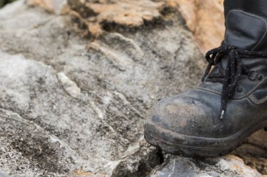 Kayanın üstünde trekking deri çizme 