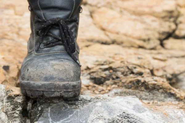 Kayanın üstünde trekking deri çizme — Stok fotoğraf