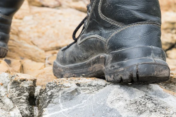 Kayanın üstünde trekking deri çizme — Stok fotoğraf