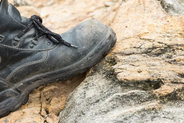 Trekking lederen schoen op de rots — Stockfoto
