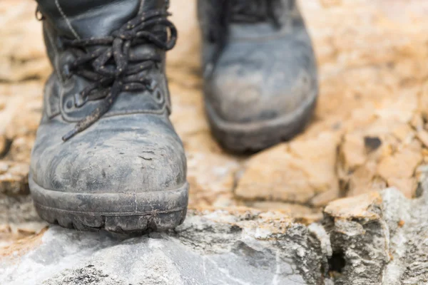 Trekkingowe skórzane buty na skale — Zdjęcie stockowe