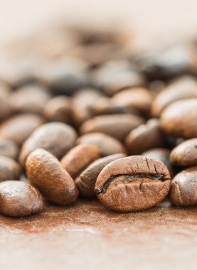 Kavrulmuş kahverengi kahve çekirdeği yığını 