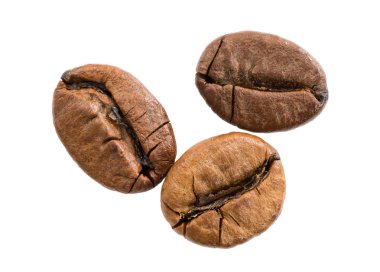  kavrulmuş kahve çekirdeği üzerinde beyaz izole 