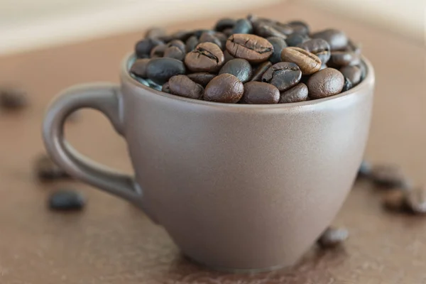 Roasted coffee beans  in coffee cup — Stock Photo, Image