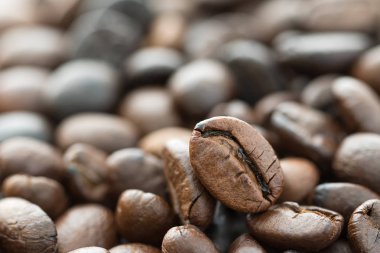 kavrulmuş kahverengi kahve çekirdekleri yığını 