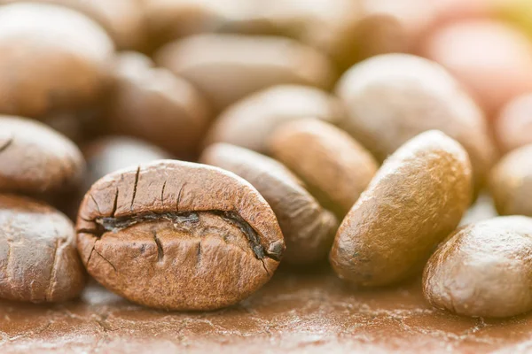 Geröstete braune Kaffeebohnen mit Sonnenlicht — Stockfoto