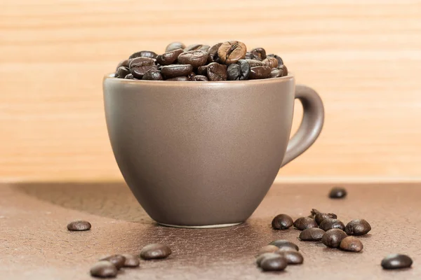 Coffee beans in coffee cup — Stock Photo, Image