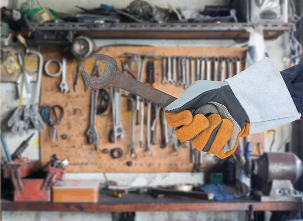 Hand i handske holding käppar — Stockfoto