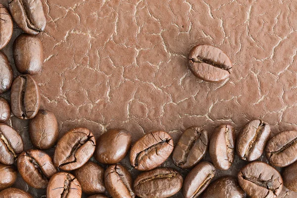 Вид зверху Смажені кавові зерна з місцем для тексту — стокове фото