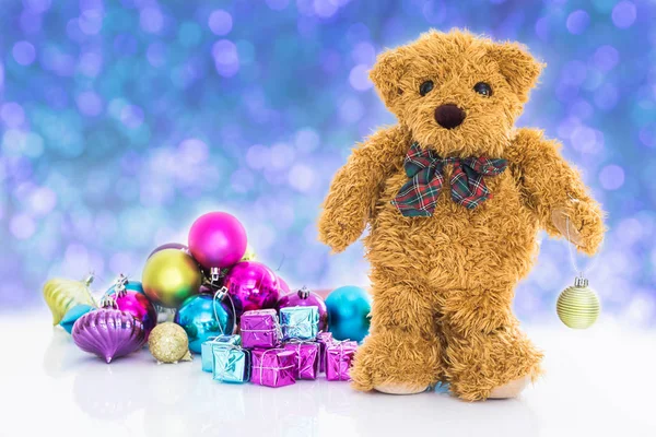 Тедди медведь с подарками и украшениями Новый год — стоковое фото