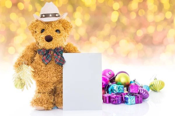 Медвежонок с подарками и поздравительной открыткой — стоковое фото