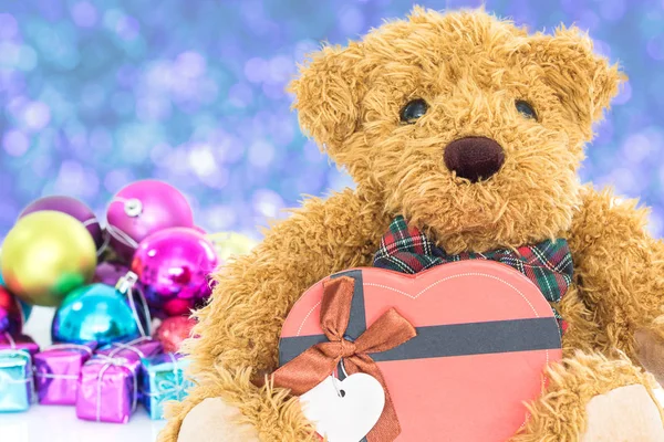 Urso de pelúcia com presentes e ornamentos ano novo — Fotografia de Stock