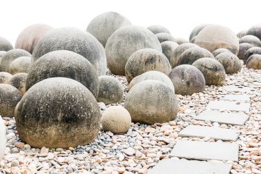 Taş küre patika ile bahçesinde