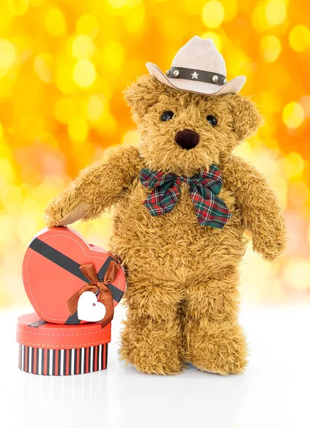 Urso de pelúcia com caixa de presente em forma de coração vermelho — Fotografia de Stock