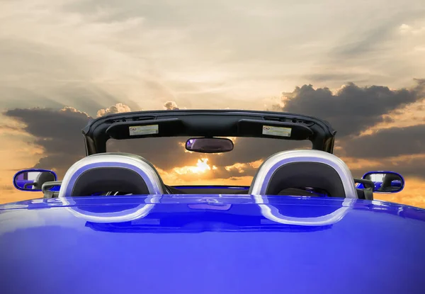 Das blaue Auto mit Sonnenuntergang — Stockfoto