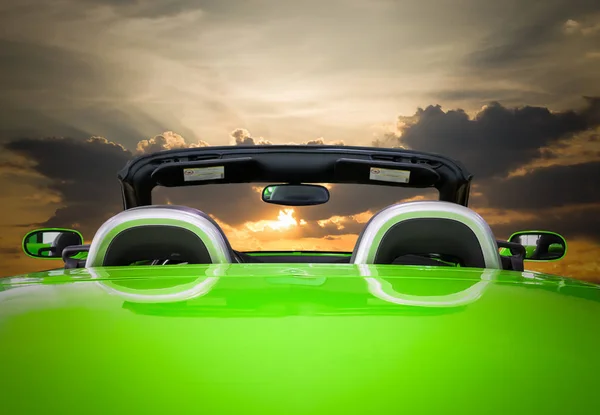 Das grüne Auto mit Sonnenuntergang — Stockfoto