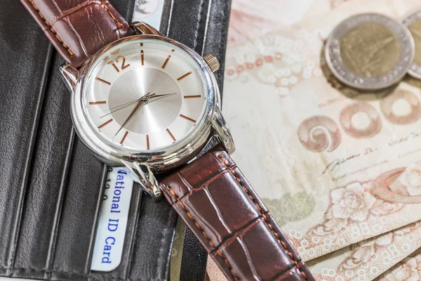 Horloge en portemonnee op bankbiljet — Stockfoto