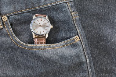 Denim kot pantolon cebinde kol saati