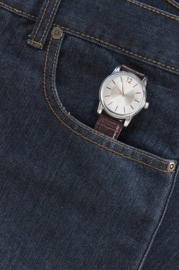 Denim kot pantolon cebinde kol saati