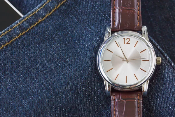 Reloj de pulsera de bolsillo vaquero —  Fotos de Stock
