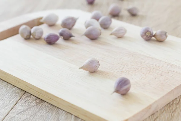 Garlic on wood cutting board — Stock Photo, Image