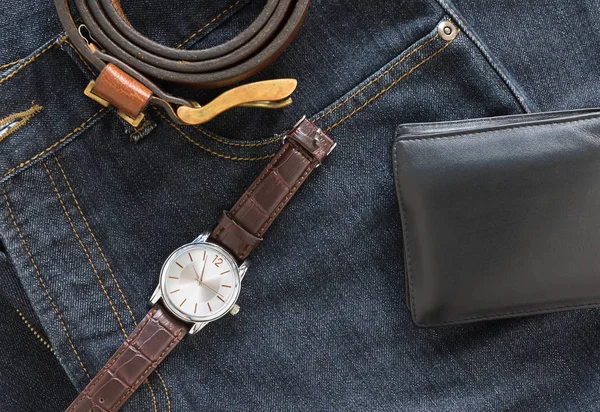 손목 시계 및 데님 청바지 주머니에 지갑 — 스톡 사진