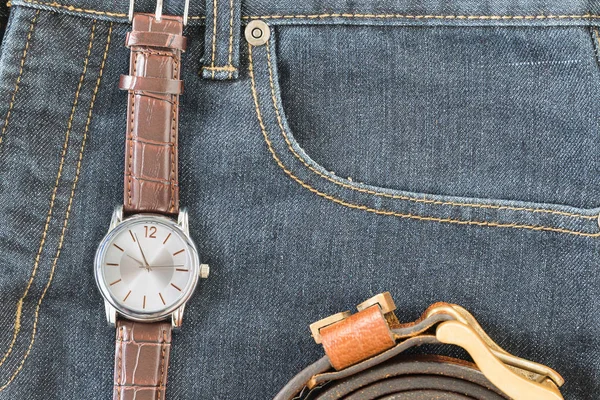 Reloj de pulsera y cinturón de cuero en jeans —  Fotos de Stock