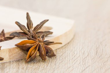 Yıldız anason tohumu ahşap üzerine kapatın