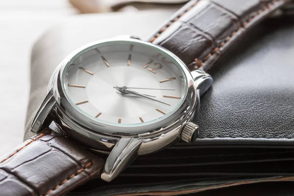 Κοντινό το ρολόι και το πορτοφόλι — Φωτογραφία Αρχείου