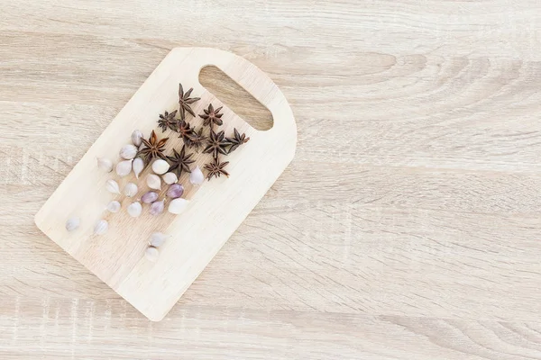 Top view Star anise and garlic on wood chopping board — Stock Photo, Image