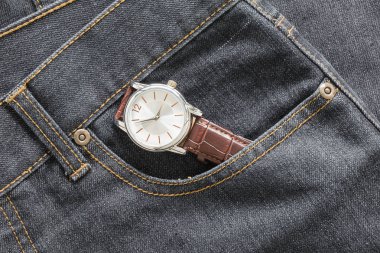 Denim kot pantolon cebinde kol saati