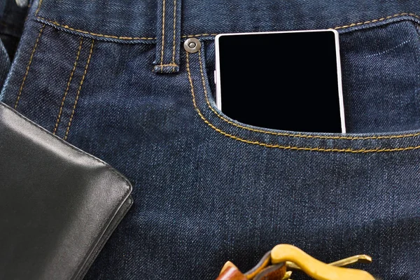 Portafoglio e smartphone su jeans denim — Foto Stock