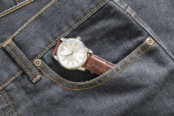 Zegarek na rękę w kieszeni jeansów denim — Zdjęcie stockowe