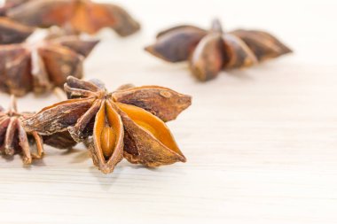 Yıldız anason tohumu kadar kapatın